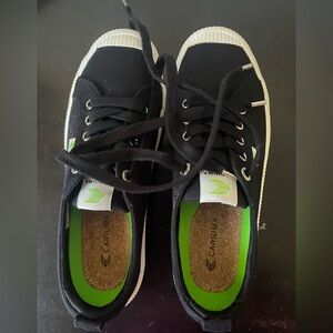 Cariuma OCA Low Black Canvas Sneaker Women Size 8.5